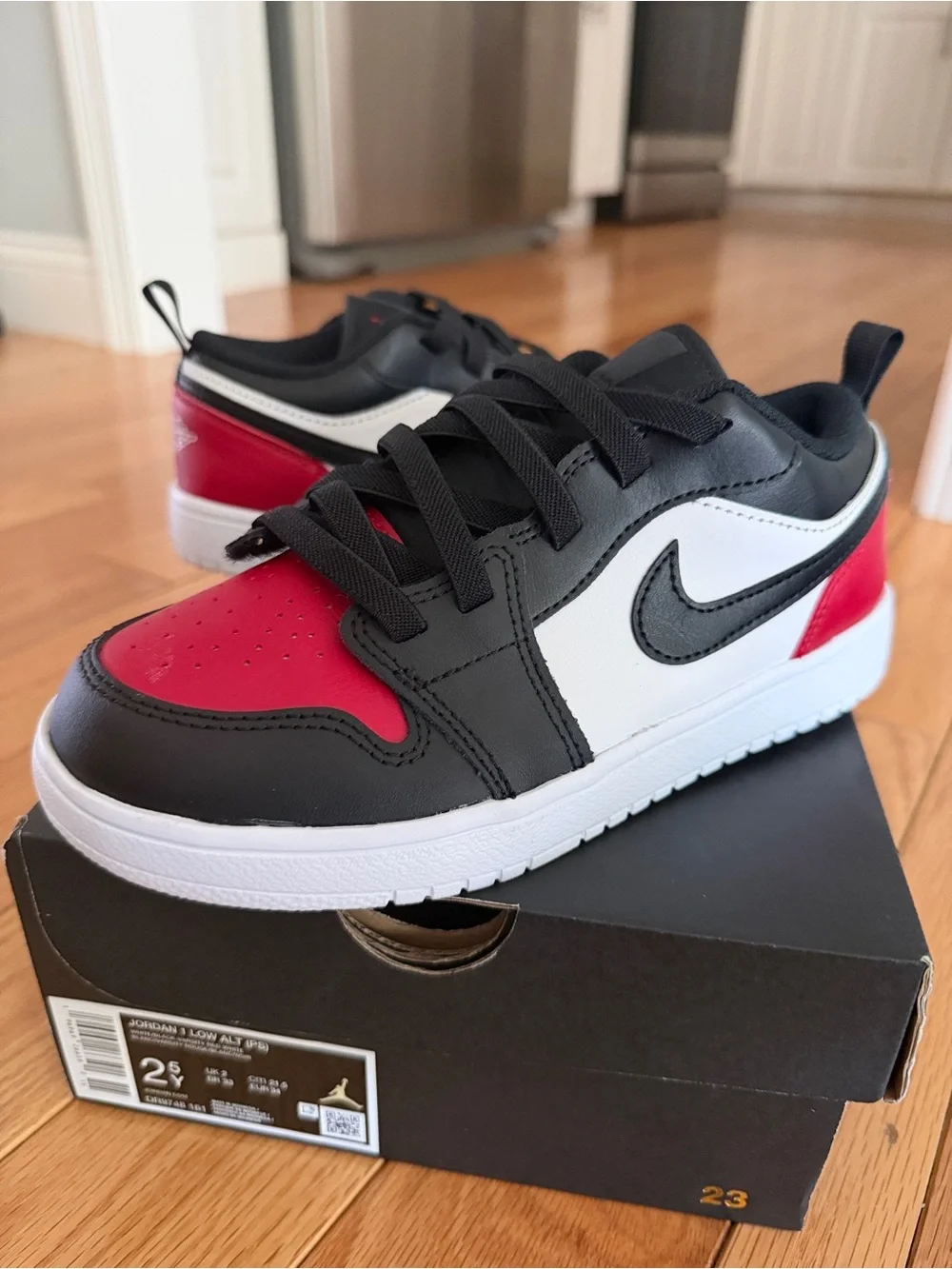 Nike Kids Low-Top Sneaker in Black, White & Red